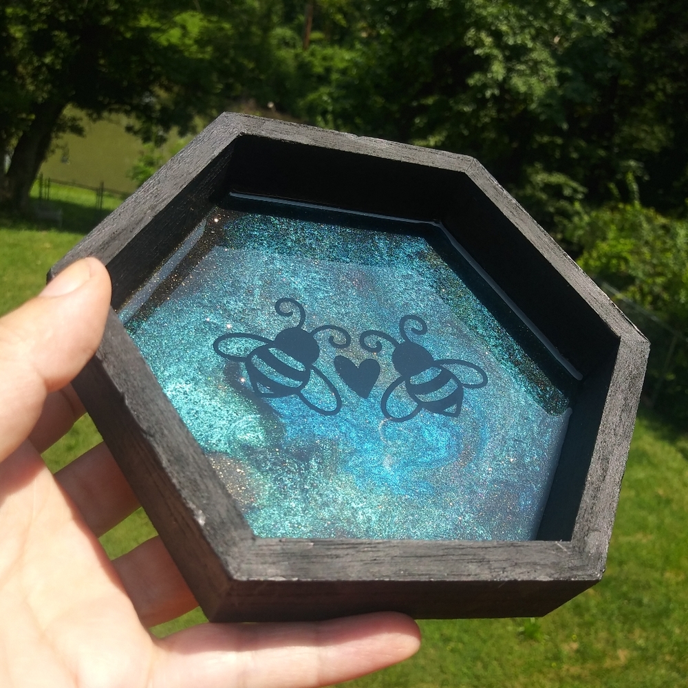 ๐SOLD๐Bees Heart Wall Art Resin Shadow Box Unique Bee Love Hexagon Black Frame - Picture 8 of 10